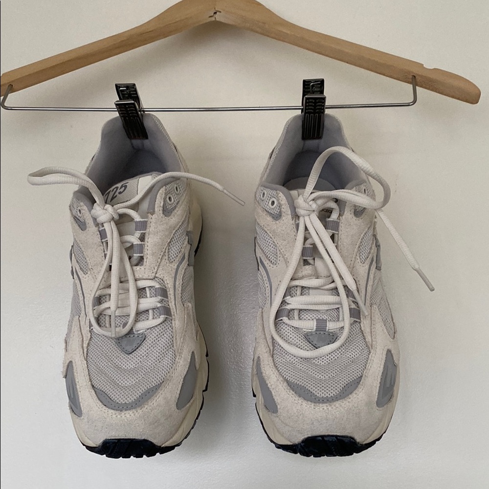 New Balance 725 White and Gray Sneakers